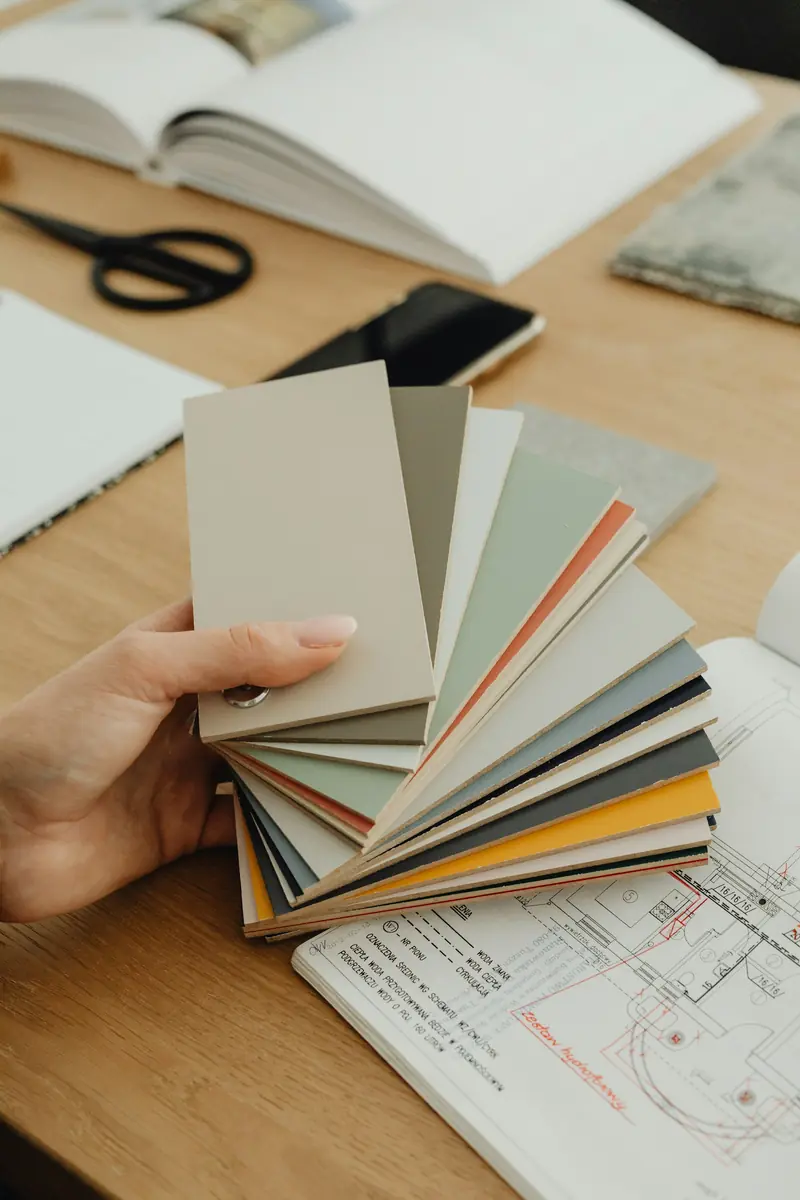 Amostras de cores e materiais sobre uma planta de projeto de interiores