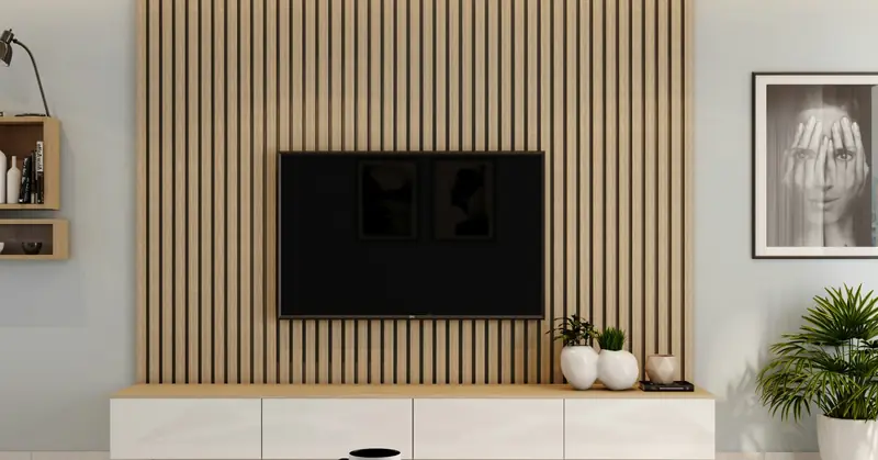 Painel ripado claro com rack planejado
