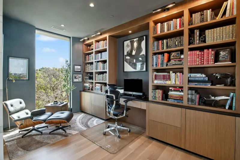 Home office com estante e marcenaria sob medida